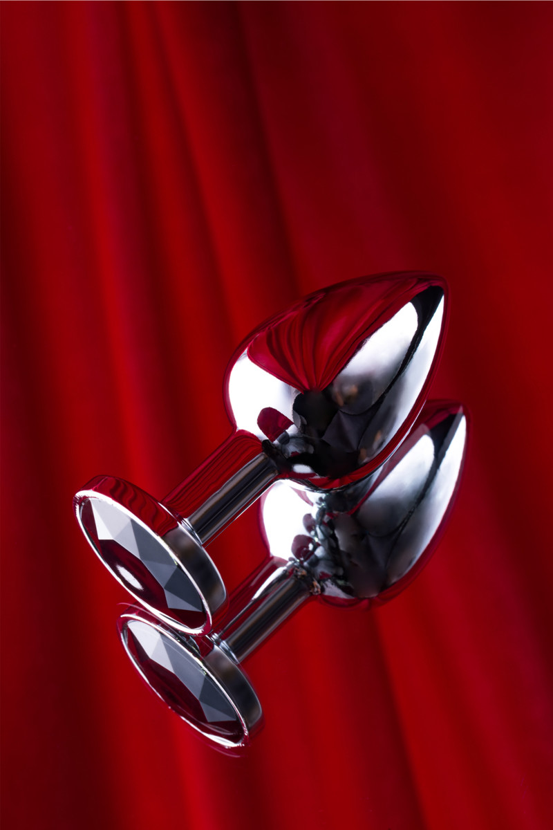 картинка Анальная втулка Metal by TOYFA, металл, серебряная, с черным кристаллом, 7,5 см, Ø 3 см, 145 г от магазина ErosMania