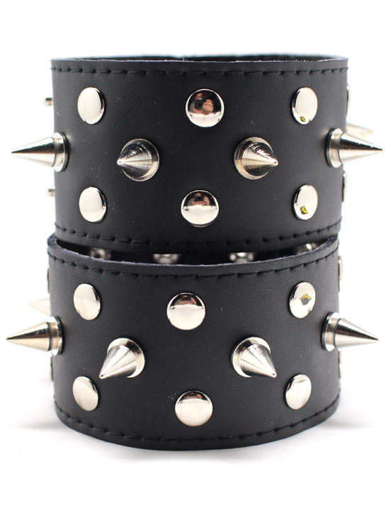 картинка Напульсники с шипами, чёрные от магазина ErosMania