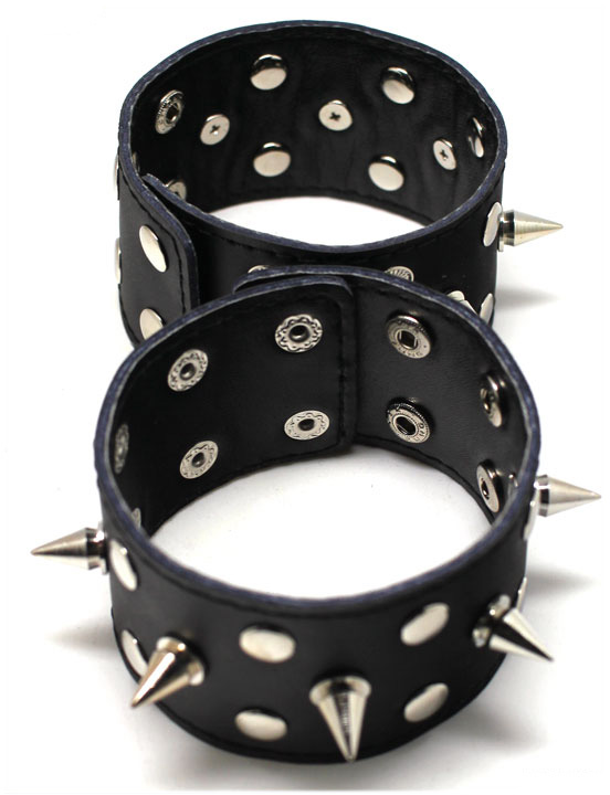 картинка Напульсники с шипами, чёрные от магазина ErosMania