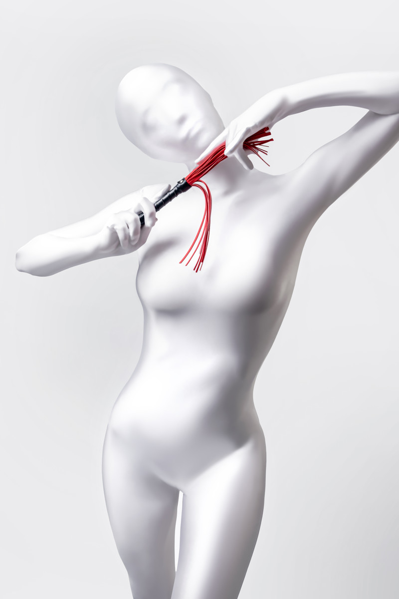 картинка Флоггер Anonymo #0003, PU кожа, красный, 28 см от магазина ErosMania